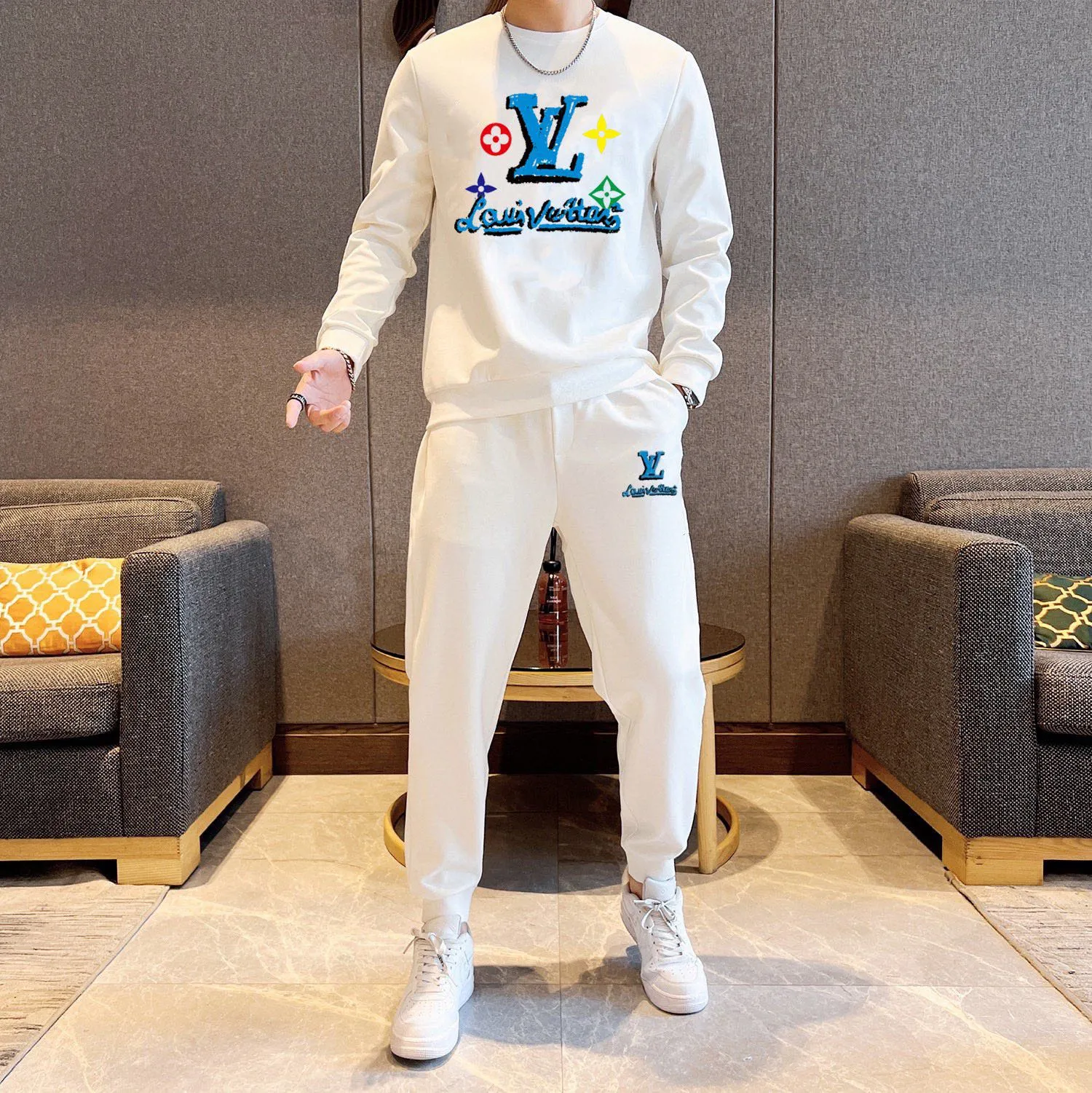 🅿️380 direct batch [LV Louis Vuitton] (Fat Man Gospel) hot-selling suit is coming. Focus on the original version of the official website. 2025 new hot-selling sweatshirt suit. The original order is the best. 🇭🇰The meticulous work of top designers. Just for a fitting and perfect upper body effect. 100% natural high-quality Roman cotton, close-fitting comfort, noble and elegant! Original hardware embodies elegance and nobility! Counter size: M-5XL (maximum wear up to 220 pounds)